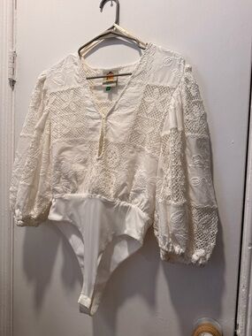 FARM RIO White Lace-Embroidered V-Neck Bodysuit Top